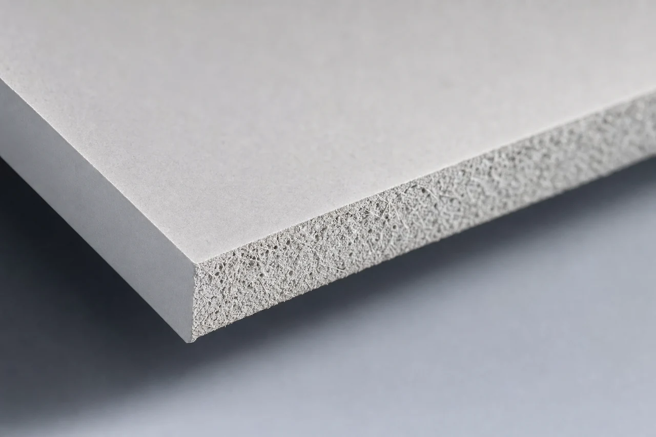 Material detail: cut edge of a mineral board on a roof membrane